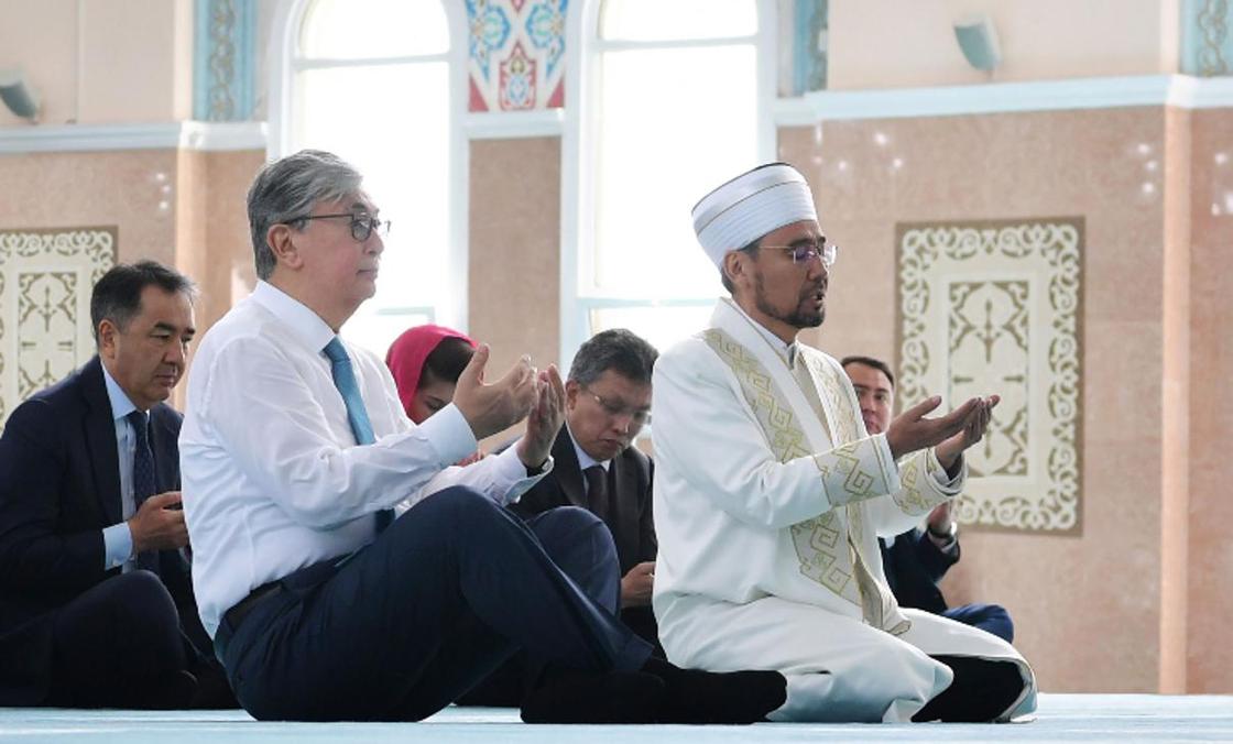 Токаев посетил мечеть «Нур Астана» и медресе "Астана"