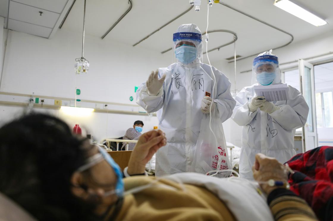 Звание "павших героев" присвоили 14 врачам в Китае