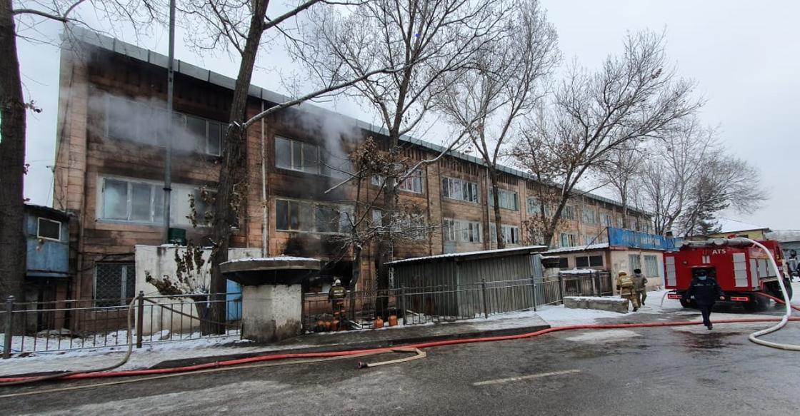Пожар в здании в Алматы