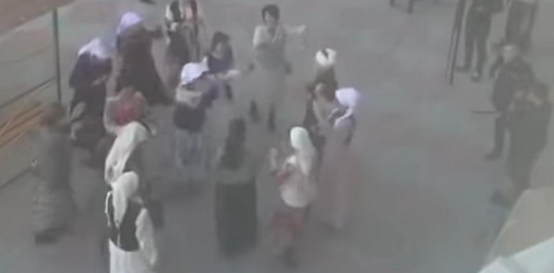Казахстанцы устроили той во дворе дома в Актау в период ЧП (видео) Казахстанцы устроили той во дворе дома в Актау в период ЧП (видео)