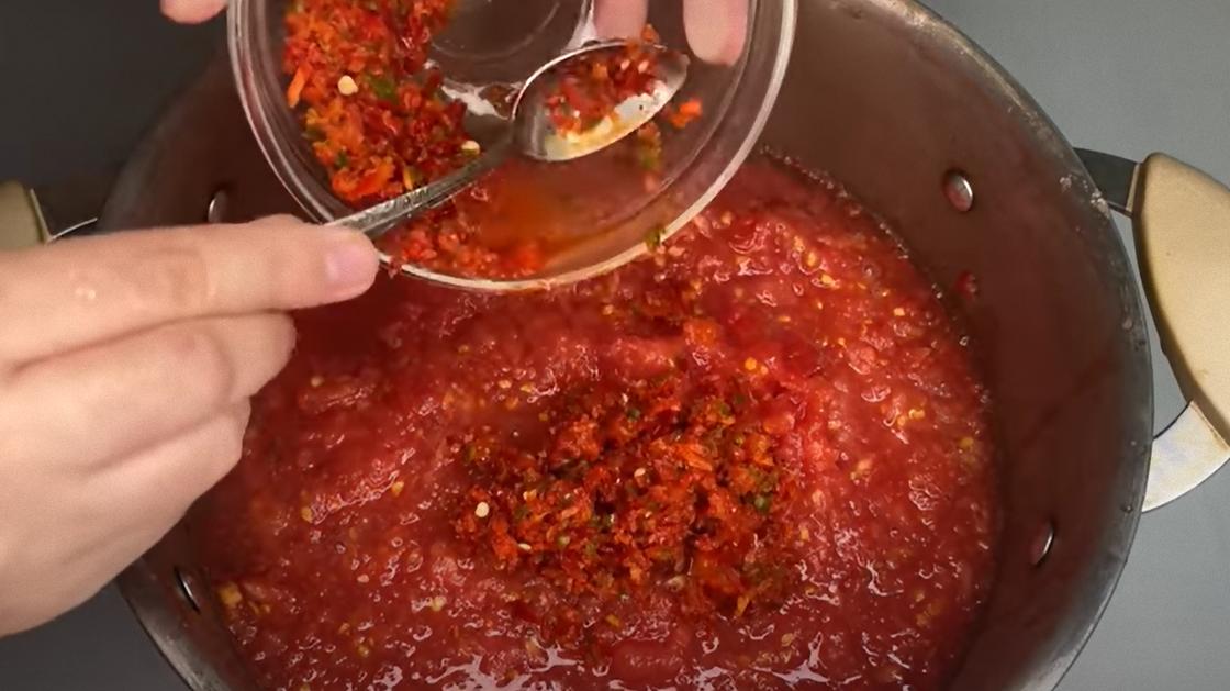 Измельченные томаты в кастрюле Измельченные томаты в кастрюле