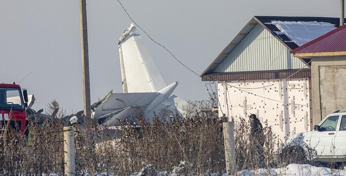 Крушение самолета в Алматы: рухнувшая крыша дома чуть не убила спасателей