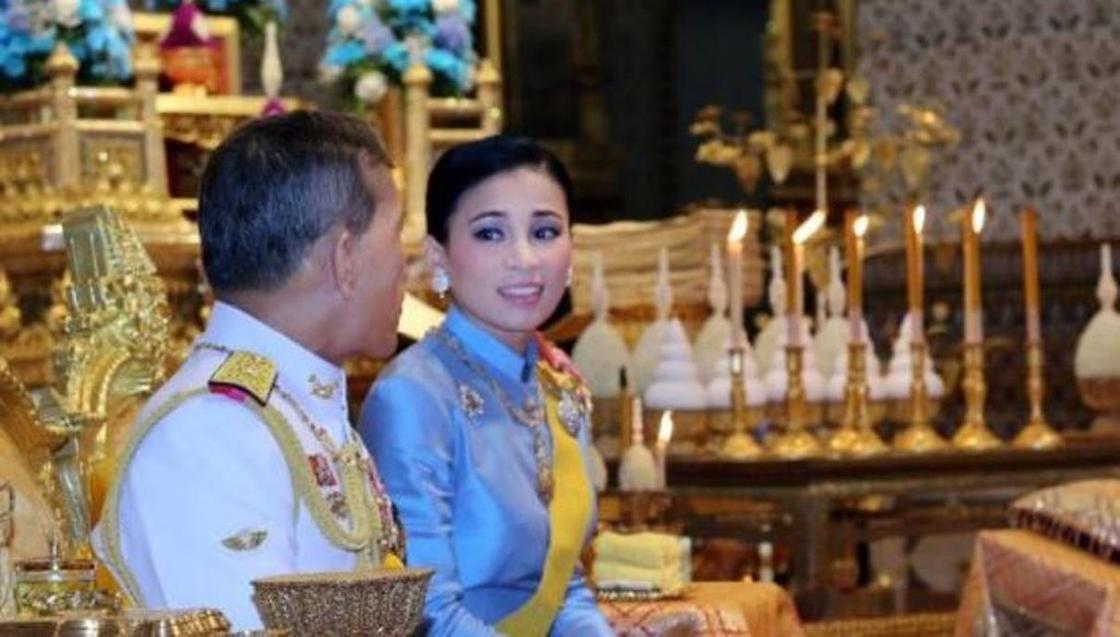 "Пыталась возвыситься до королевы": король Таиланда лишил спутницу титулов