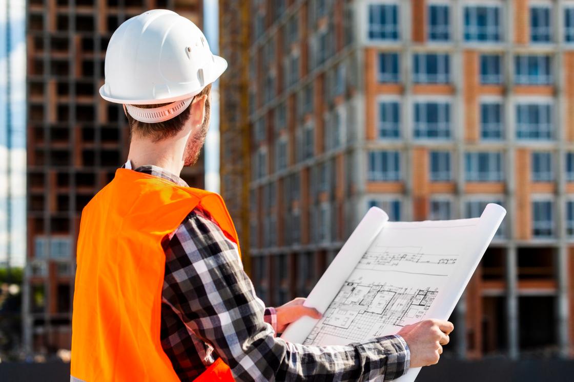 Инженер-строитель изучает проектную документацию