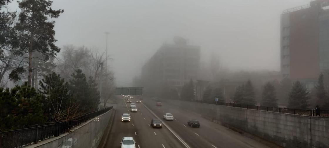 Жуткий туман в Алматы: в аэропорту отменяют и задерживают рейсы (фото)