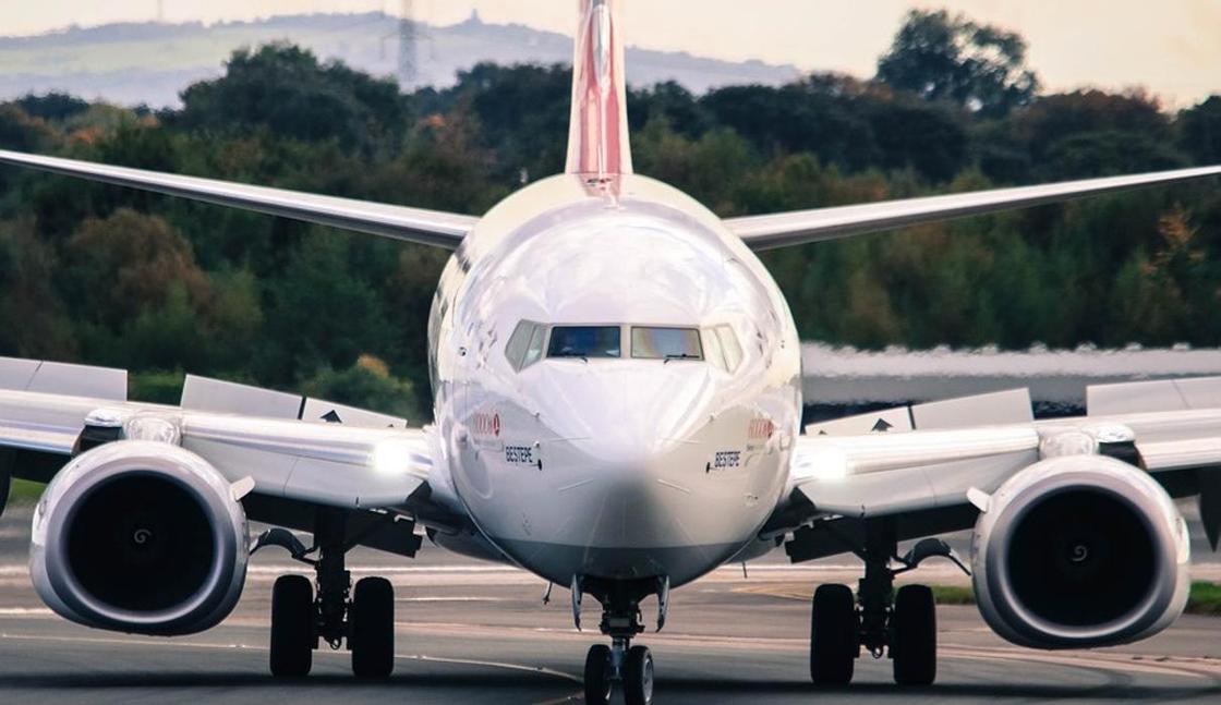 Производитель 737 МАХ размещает самолеты на парковке для машин (видео)