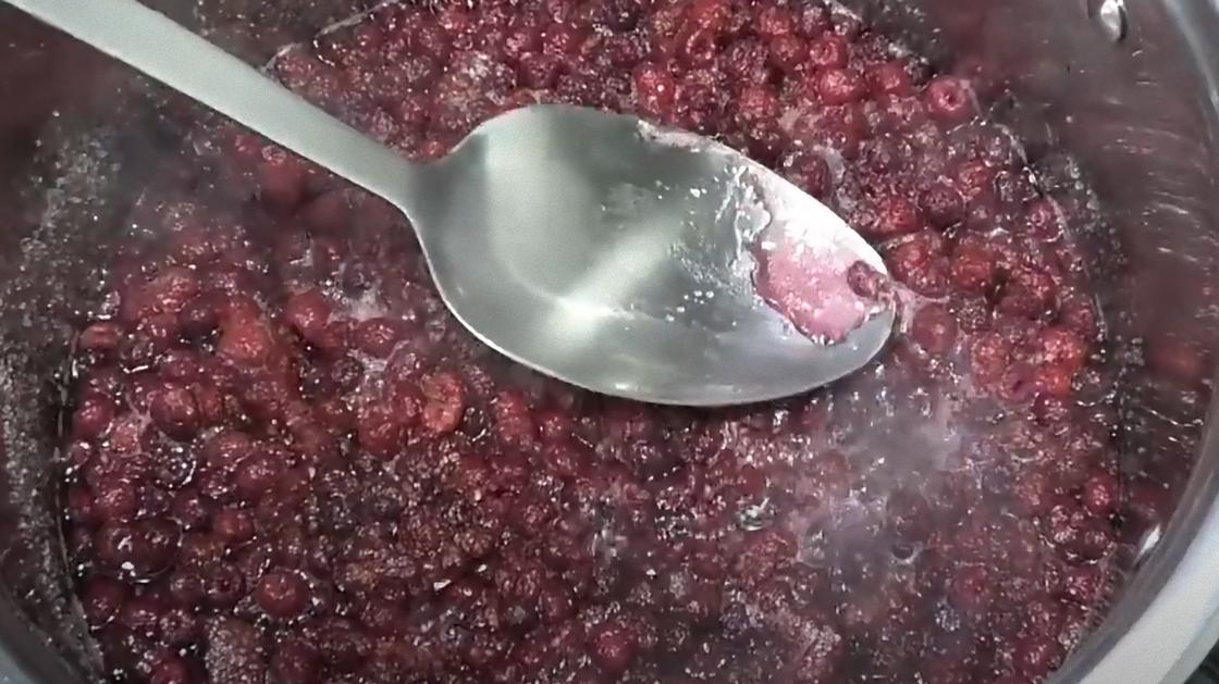 Ложкой снимают пенку с кипящего варенья