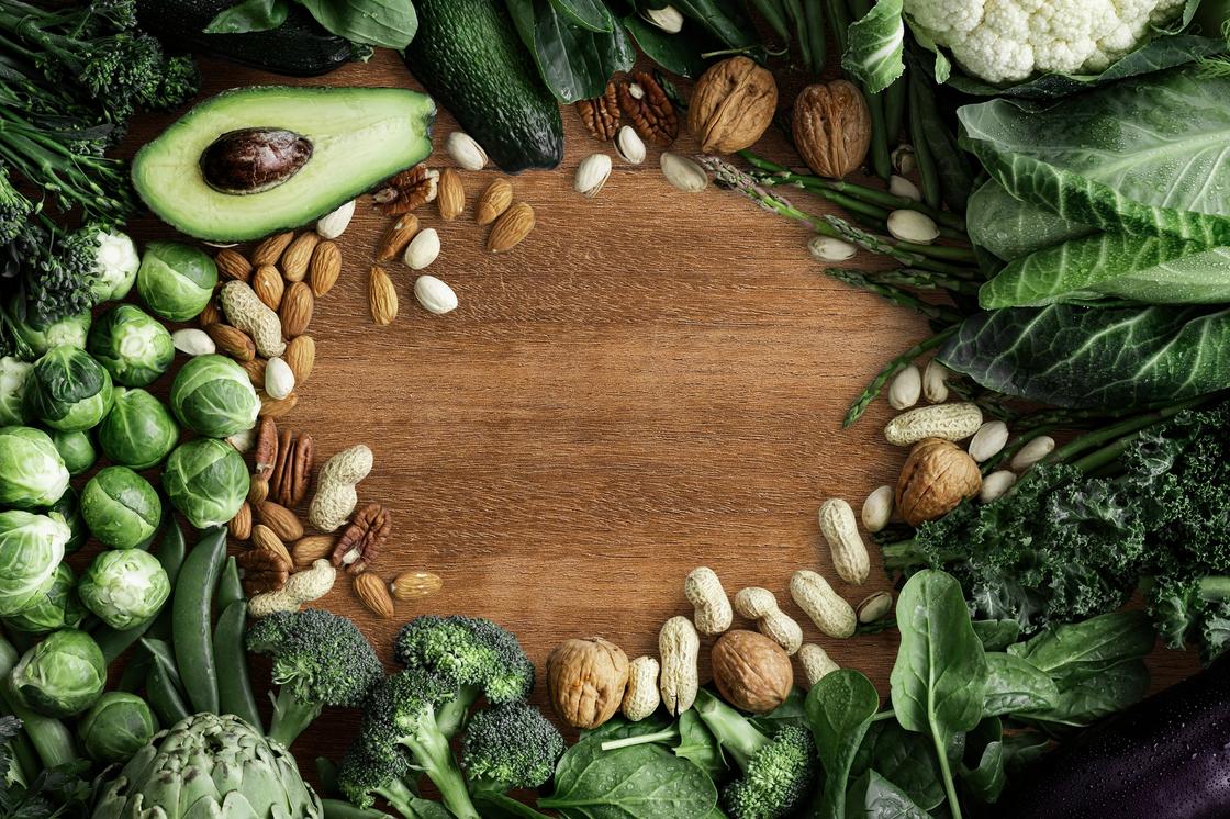 Зеленые овощи и орехи