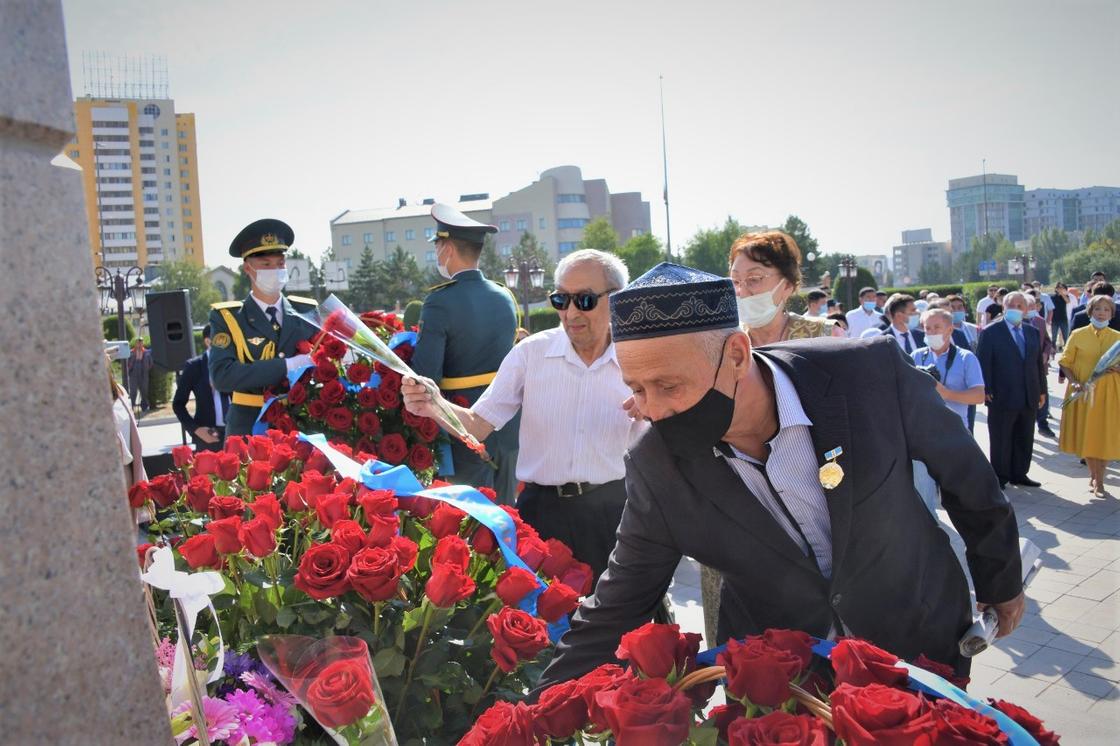 Памятник Жумабеку Ташеневу открыли в Нур-Султане