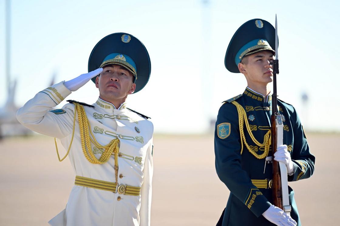 Почетный караул в аэропорту Астаны