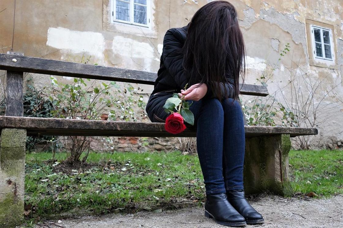 "Требует справку от гинеколога": карагандинка не может доказать парню свою девственность
