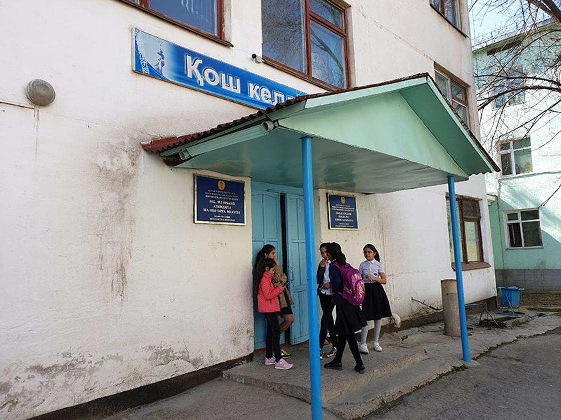 "Говорила, принесешь 50 тыс. тенге": крупный скандал разгорелся в одной из школ Шымкента (фото)