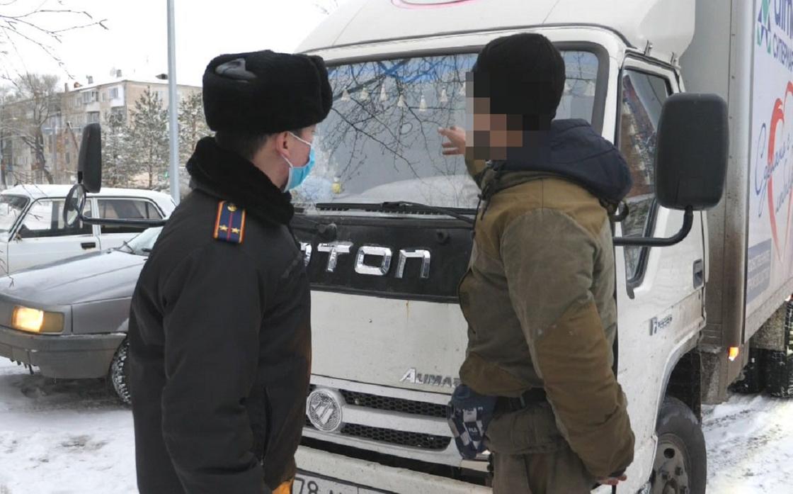 Полицейский опрашивает свидетеля на улице Полицейский опрашивает свидетеля на улице