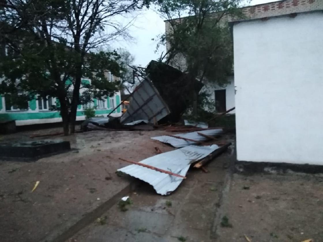 Сильный ветер сорвал крыши со школ в Атырауской области (фото, видео)