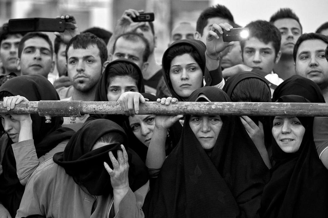 ФОТОРЕПОРТАЖ"Приводят детей, чтобы посмотреть": как в Иране собираются толпы зрителей на смертные казни (фото)