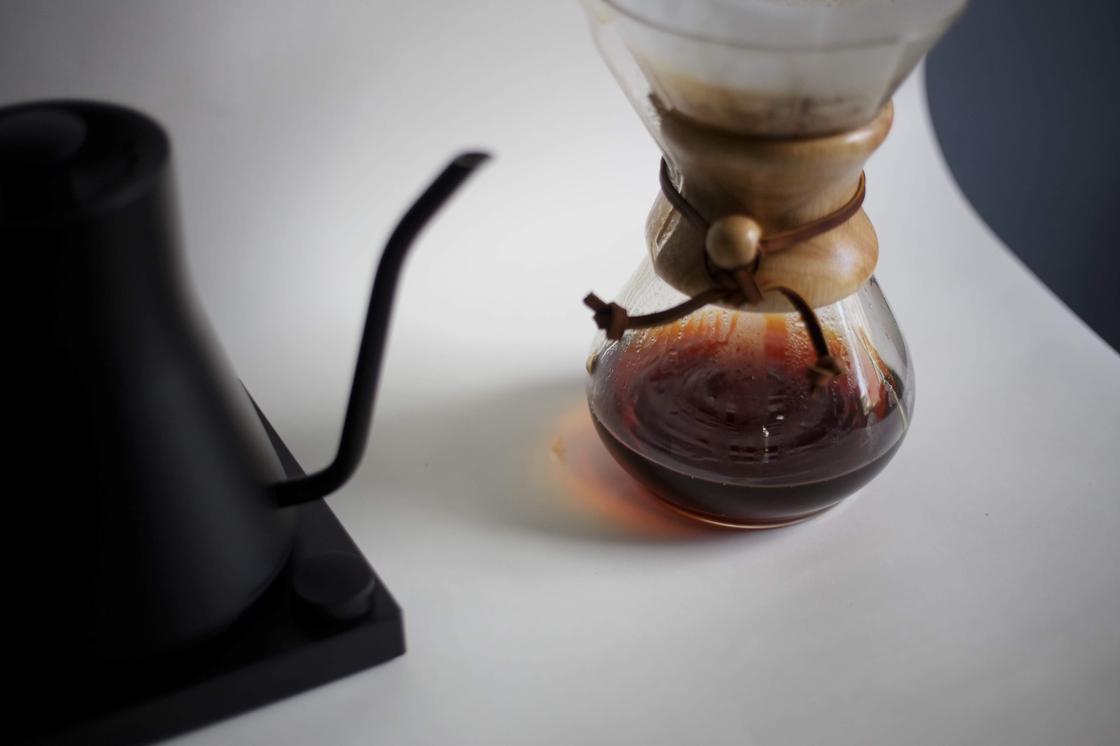 Чайник с тонким носиком и кувшин для кофе с фильтром
