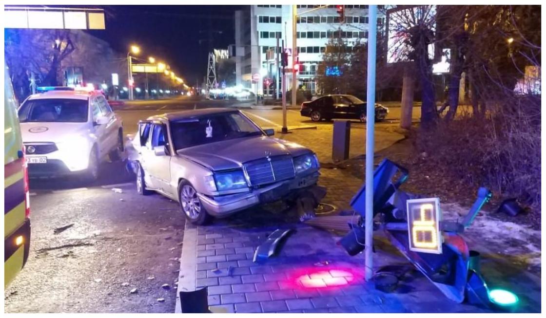 3 человека пострадали в результате столкновения двух Mercedes в Алматы (фото)