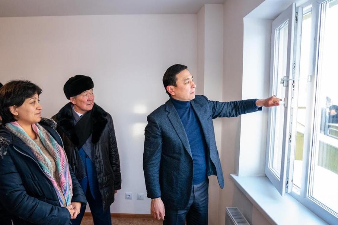 Алтай Кульгинов вручил ключи от квартир более 400 семьям