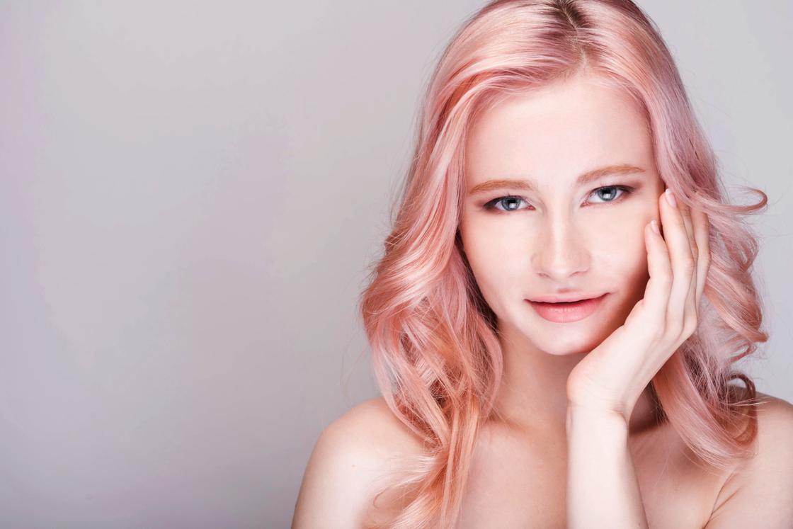 Девушка со светлой кожей и нежным светло-розовым цветом волос