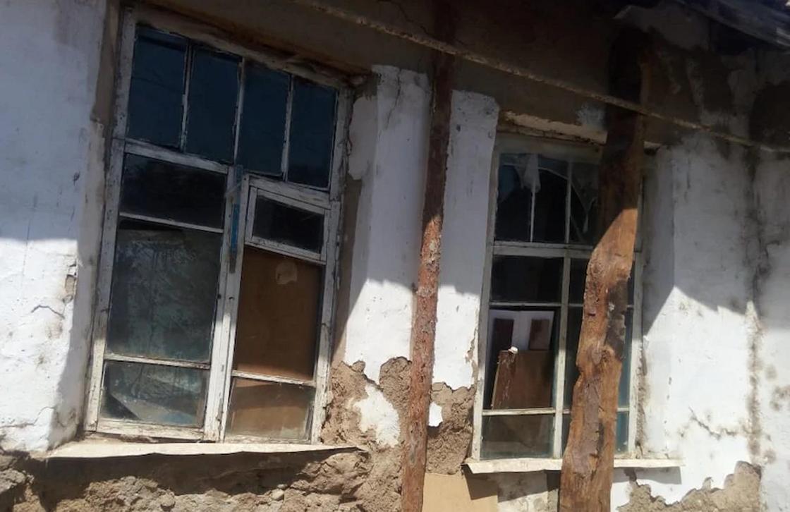 "Боюсь, что когда я уйду на работу, моих детей придавит обвалившийся потолок": мать семерых детей просит помочь снести старый дом
