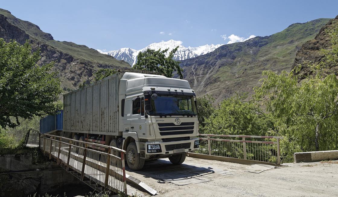 Кыргызстанец пытался попасть из России в Казахстан, спрятавшись в кабине грузовика