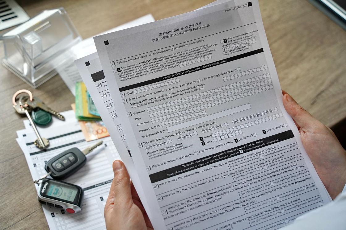 Казахстанец заполняет декларацию