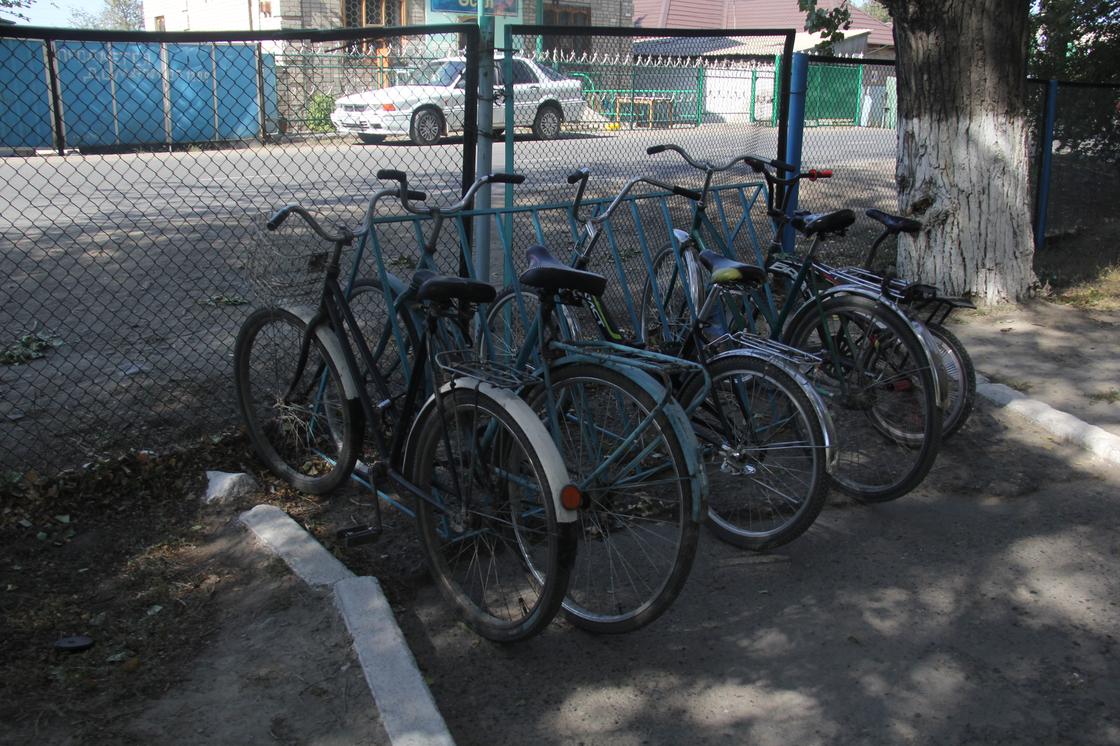 Велосипеды стоят на стоянке