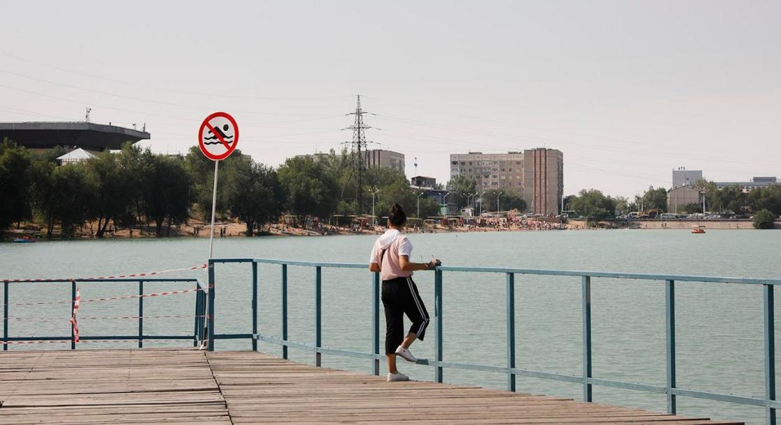 Опасные микроогранизмы нашли в озере Сайран в Алматы: закрыт восточный берег водоема