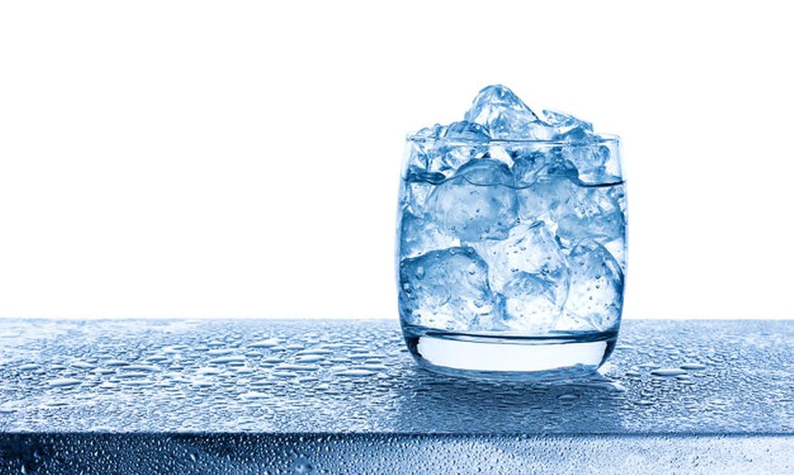 Вода и кубики льда в стакане