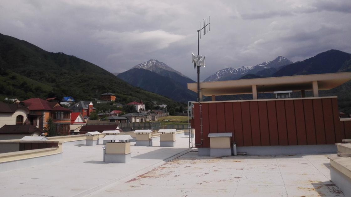 Громкоговоритель системы оповещения установлен на крыше здания