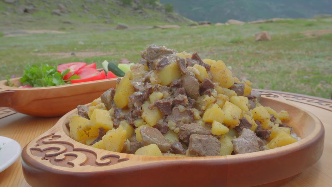 В глиняной тарелке казахское блюдо куырдак