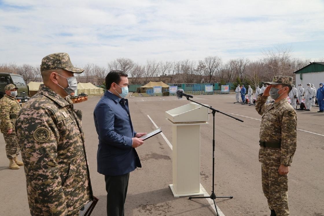 Аким Карагандинской области встретился с призывниками-добровольцами