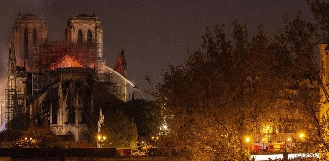 Французские следователи нашли место, откуда начался пожар в Нотр-Даме Французские следователи нашли место, откуда начался пожар в Нотр-Даме