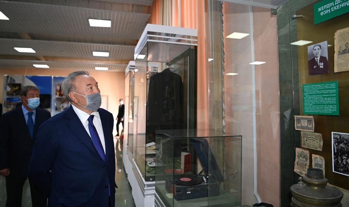 Нурсултан Назарбаев во время визита в Жамбылскую область