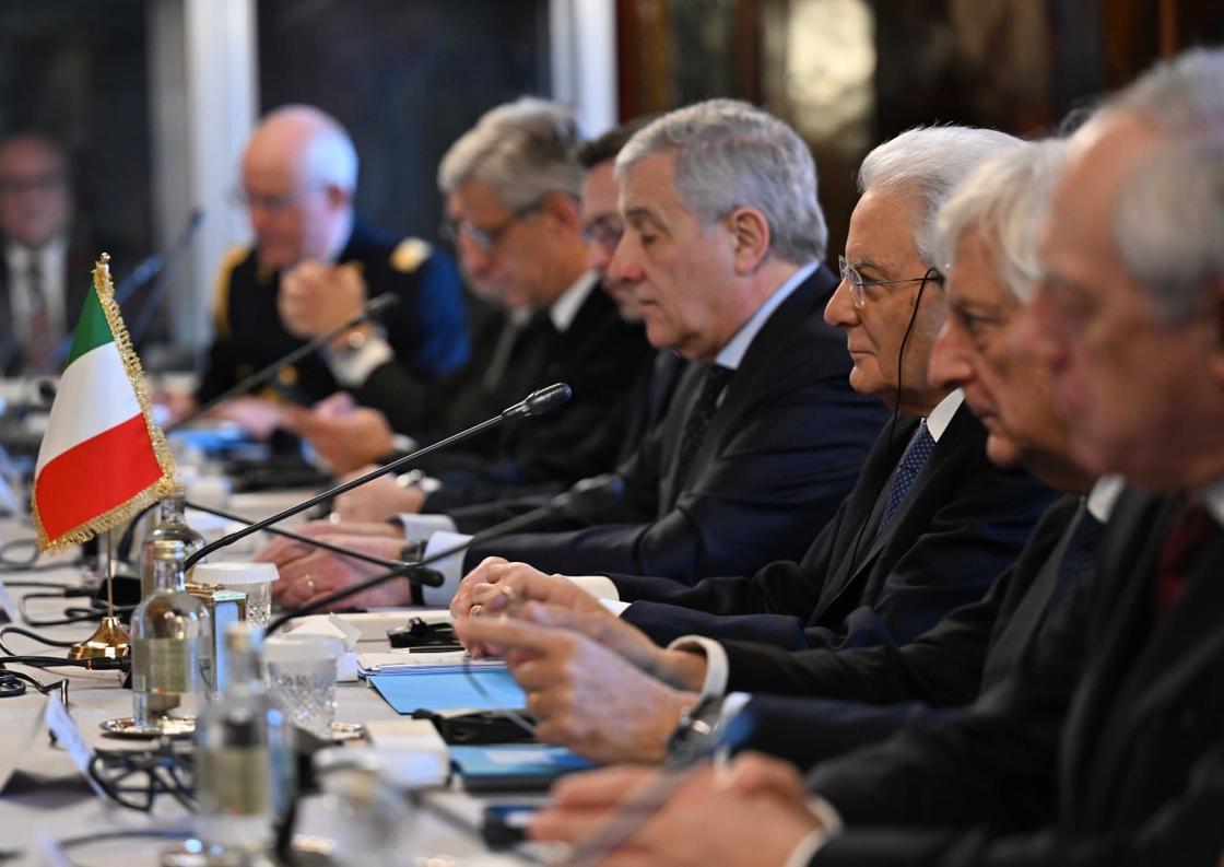 Серджо Маттарелла и другие итальянские чиновники сидят за столом