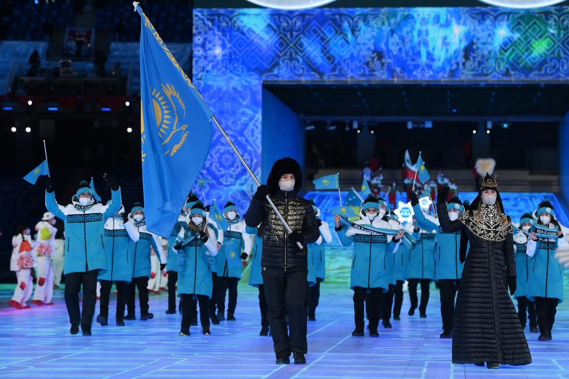Знаменосцы вынесли флаг Казахстана