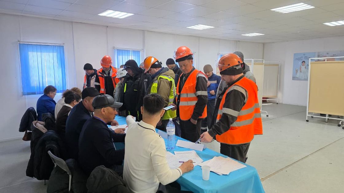 Сотрудники предприятия на избирательном участке