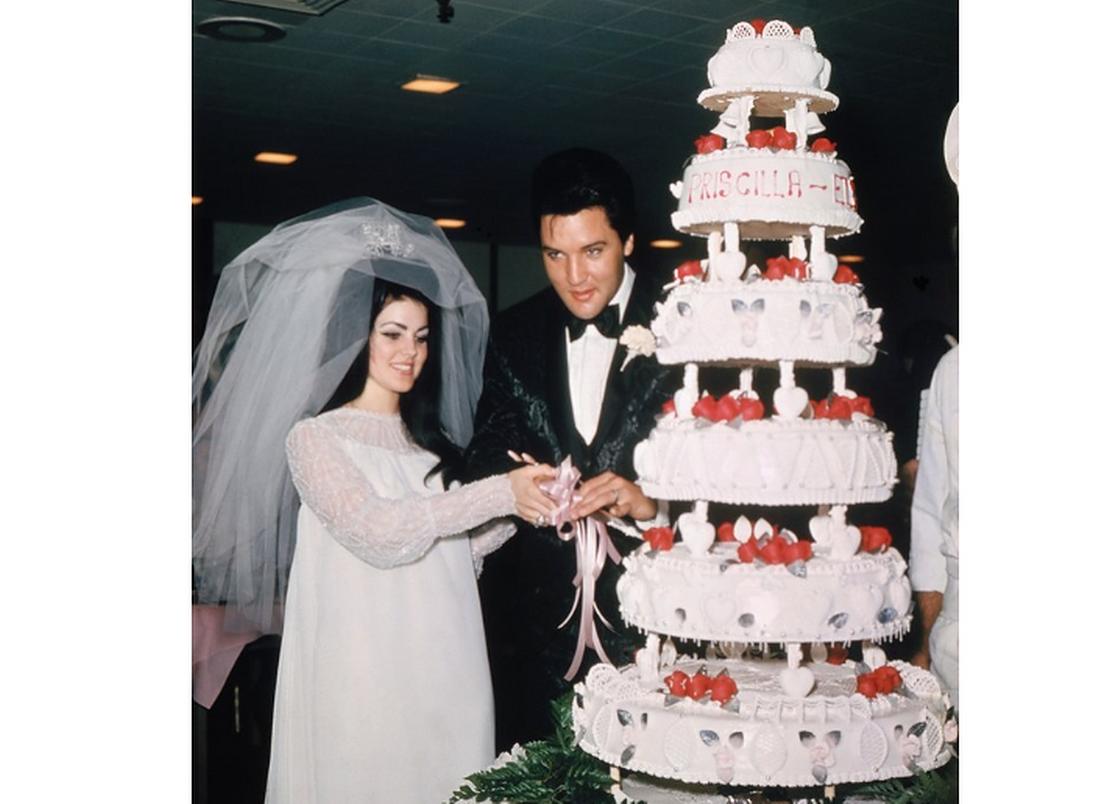 Молодожены и их свадебный торт