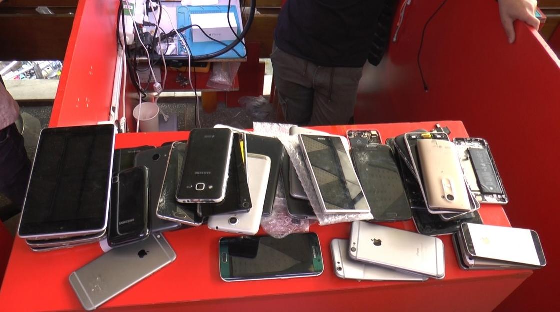 Краденые сотовые телефоны ищут полицейские в торговых домах Алматы