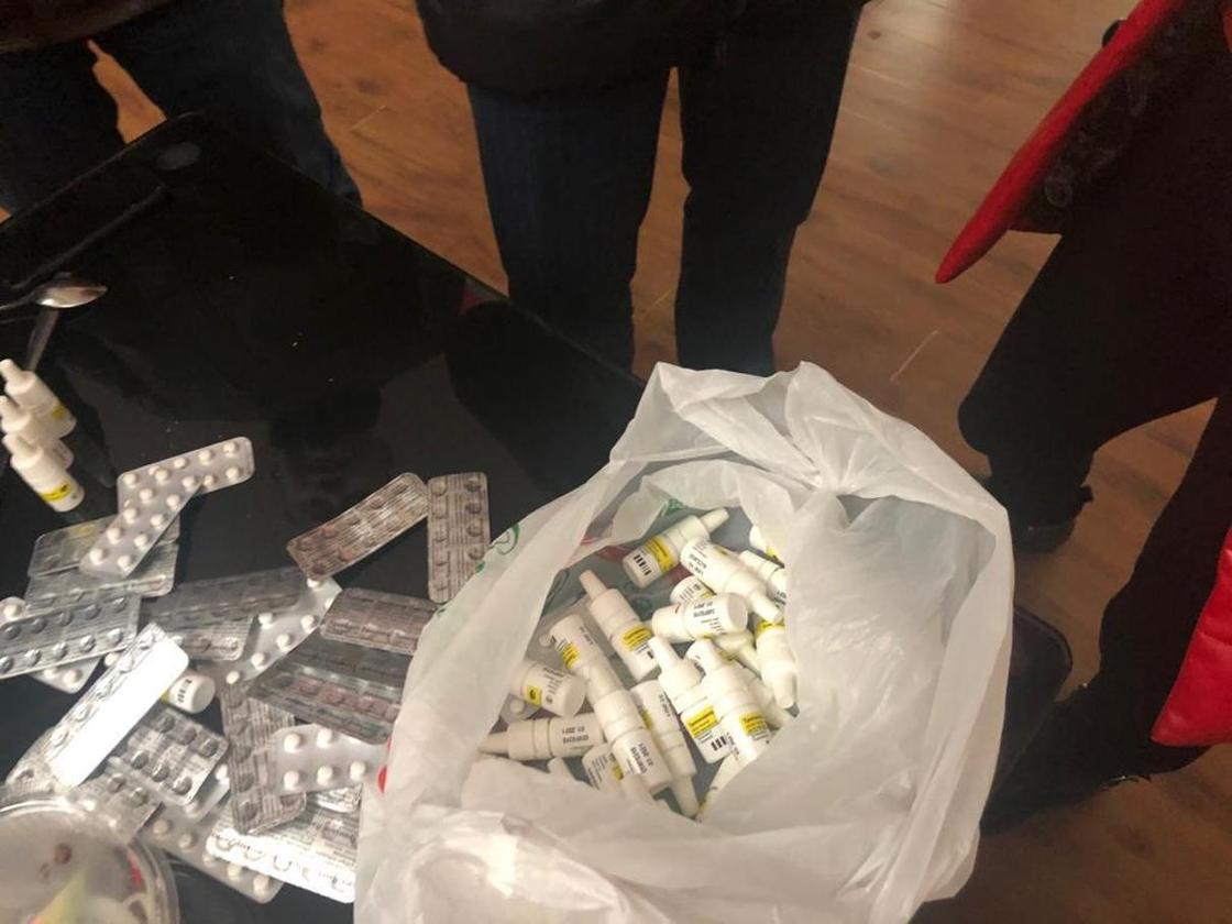 Женщина пришла в ресторан с сотней флаконов наркотических лекарств в Атырау