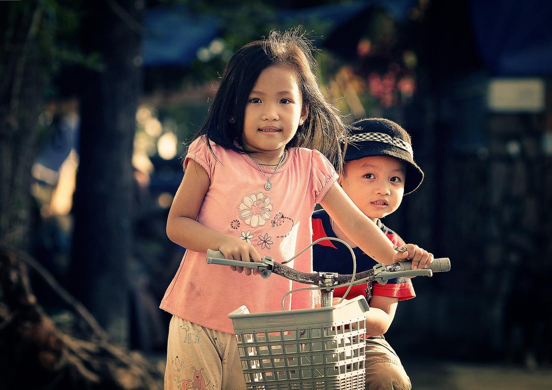 Девочка и мальчик на велосипеде
