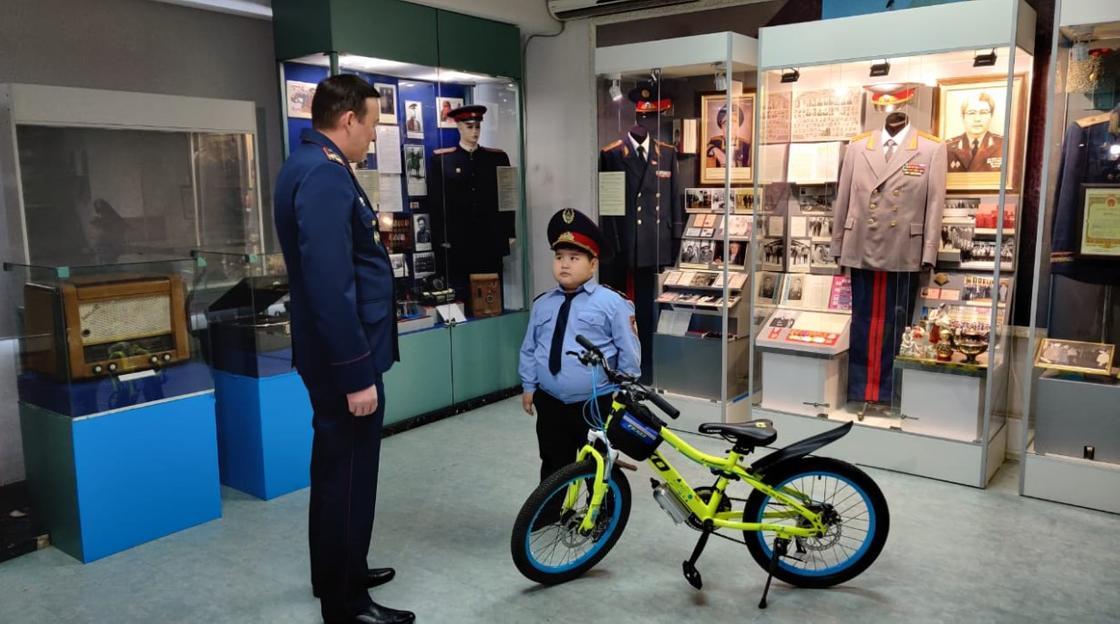 Мальчик надел костюм полицейского на утренник и получил подарок от МВД РК (фото, видео)