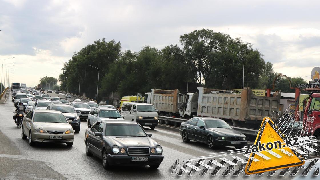 Водителя грузовика зажало в кабине после ДТП в Алматы (фото)