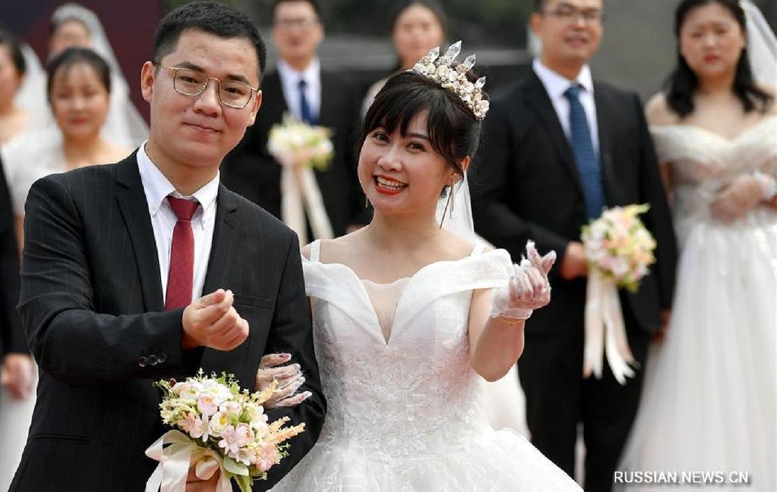 Коллективная свадьба 50 пар бойцов с эпидемией состоялась в Китае (фото)