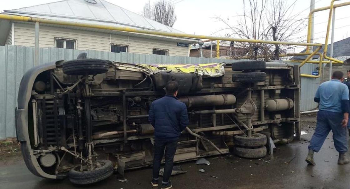 Дыра в лобовом: серьезная авария со «скорой» произошла в Алматы (фото)