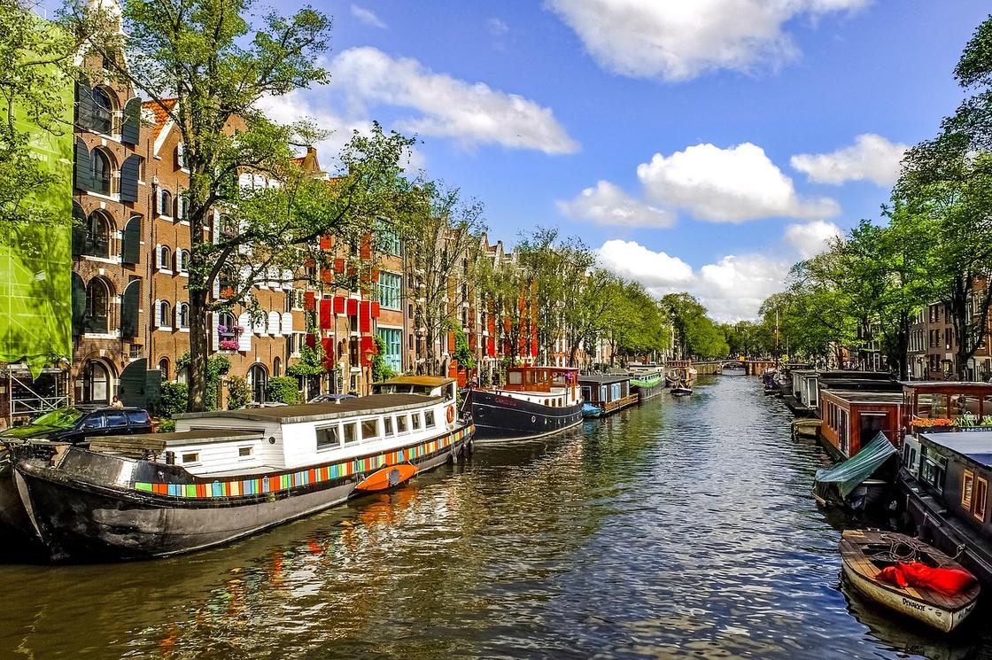 Плавучие дома на канале в Амстердаме