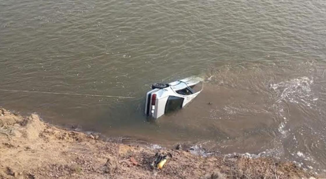 Машина упала в реку в ЗКО: погиб молодой мужчина