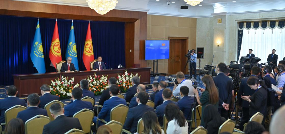 Касым-Жомарт Токаев и Садыр Жапаров на совместном брифинге для СМИ