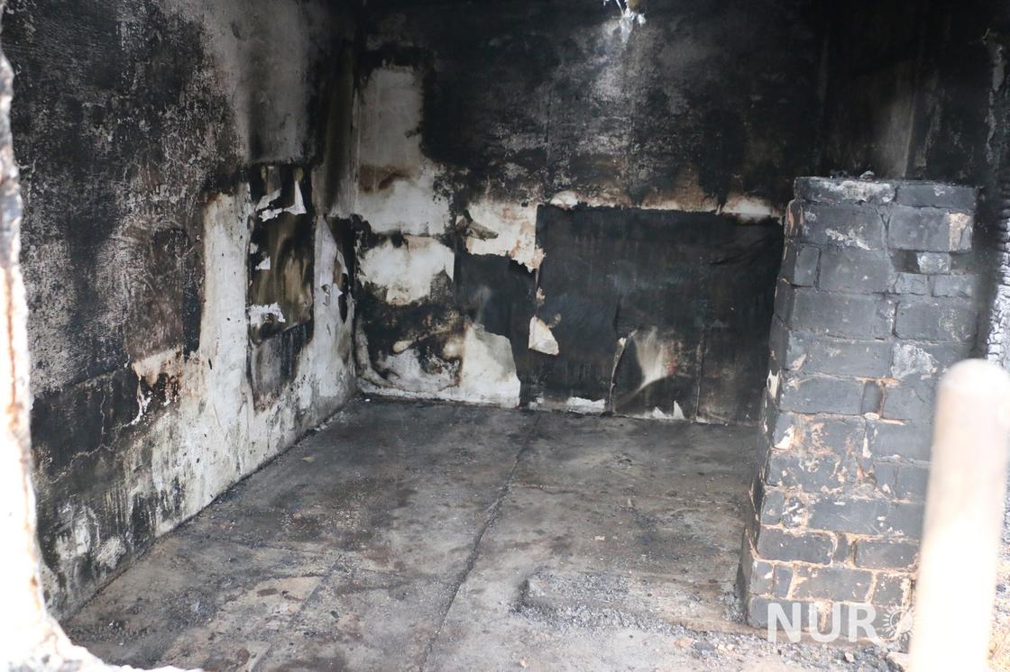 "Я рыдала от вида обугленной колыбели": жуткие кадры из сгоревшего с 5-ю детьми дома в Астане (фото)