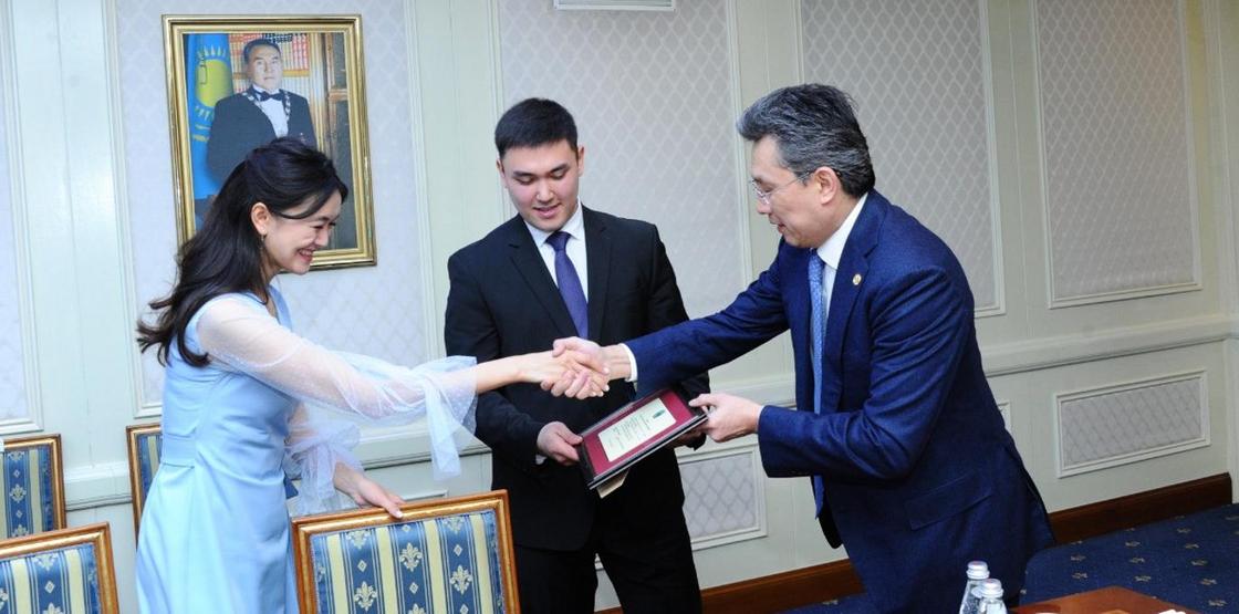 Назарбаев поздравил молодоженов из Астаны с бракосочетанием (фото)
